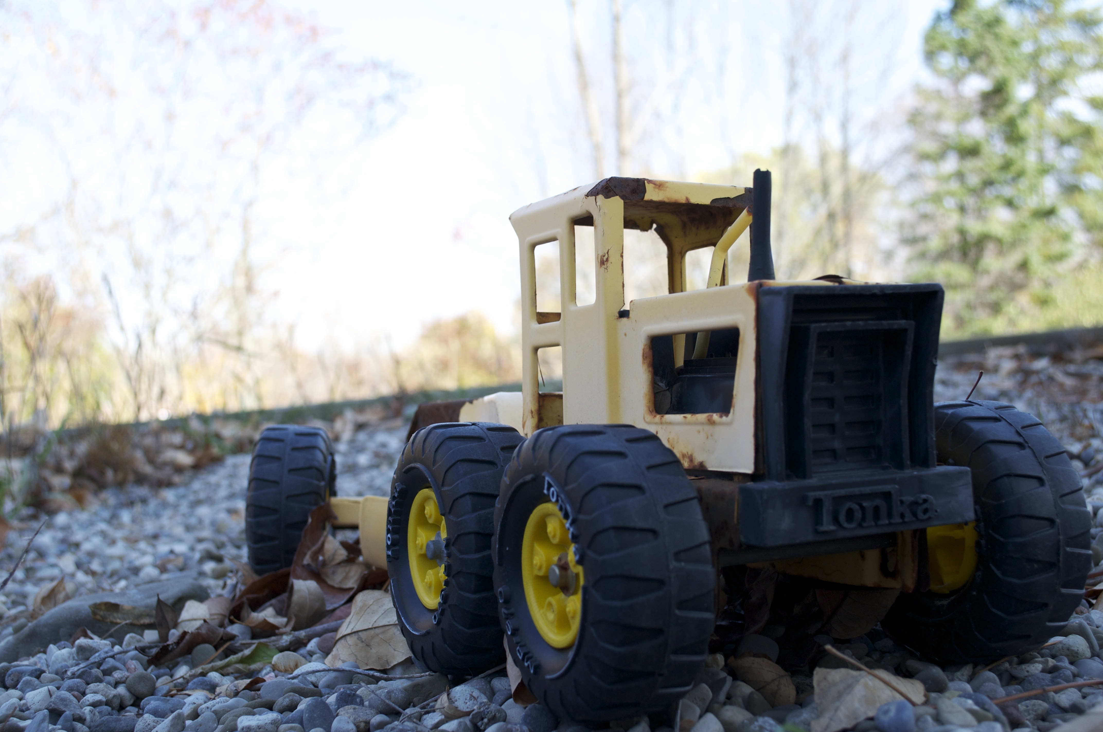 gray and yellow tonka tractor toy
