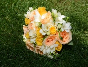 yellow and pink roses bouquet thumbnail