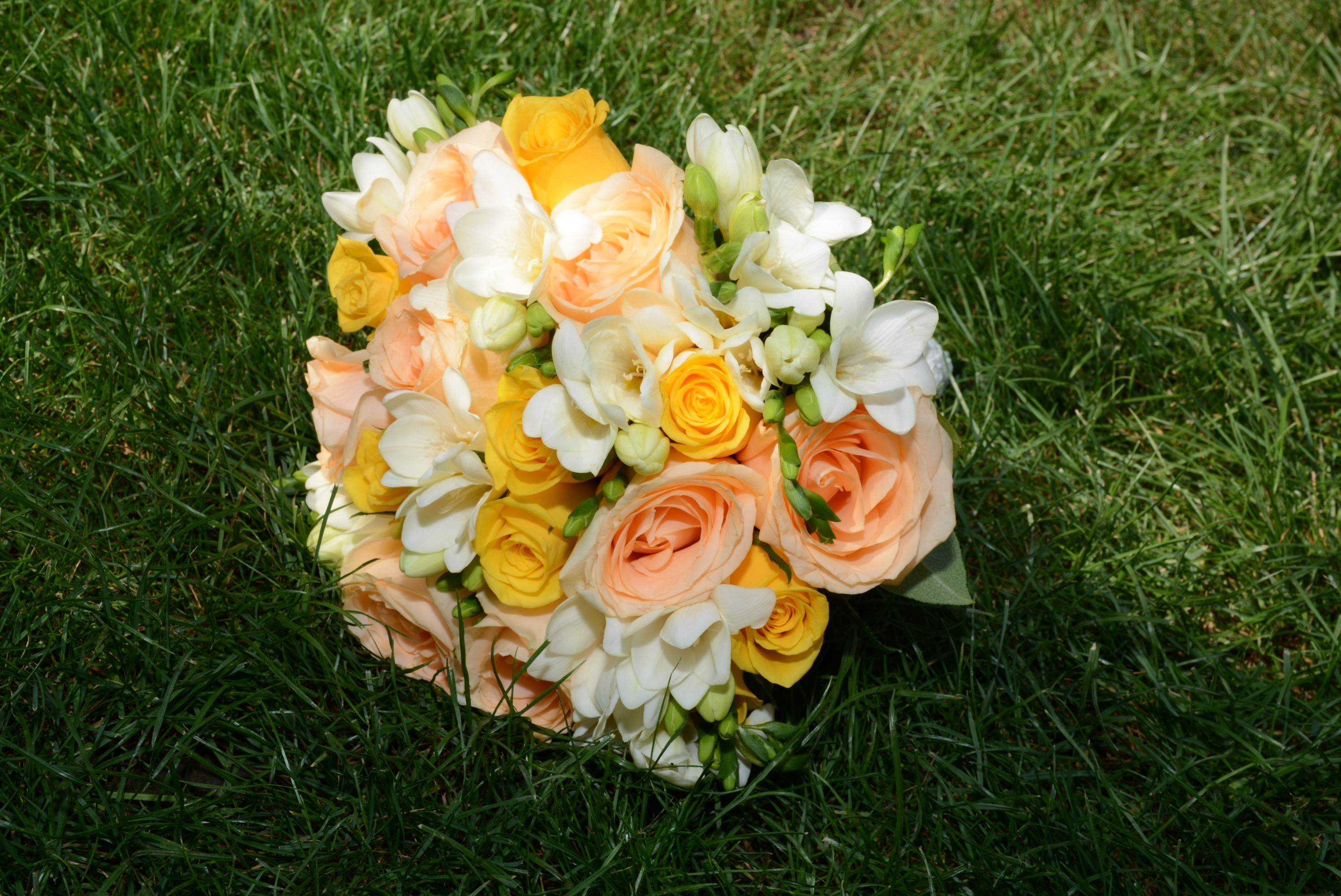 yellow and pink roses bouquet