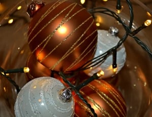 gold and white baubles thumbnail