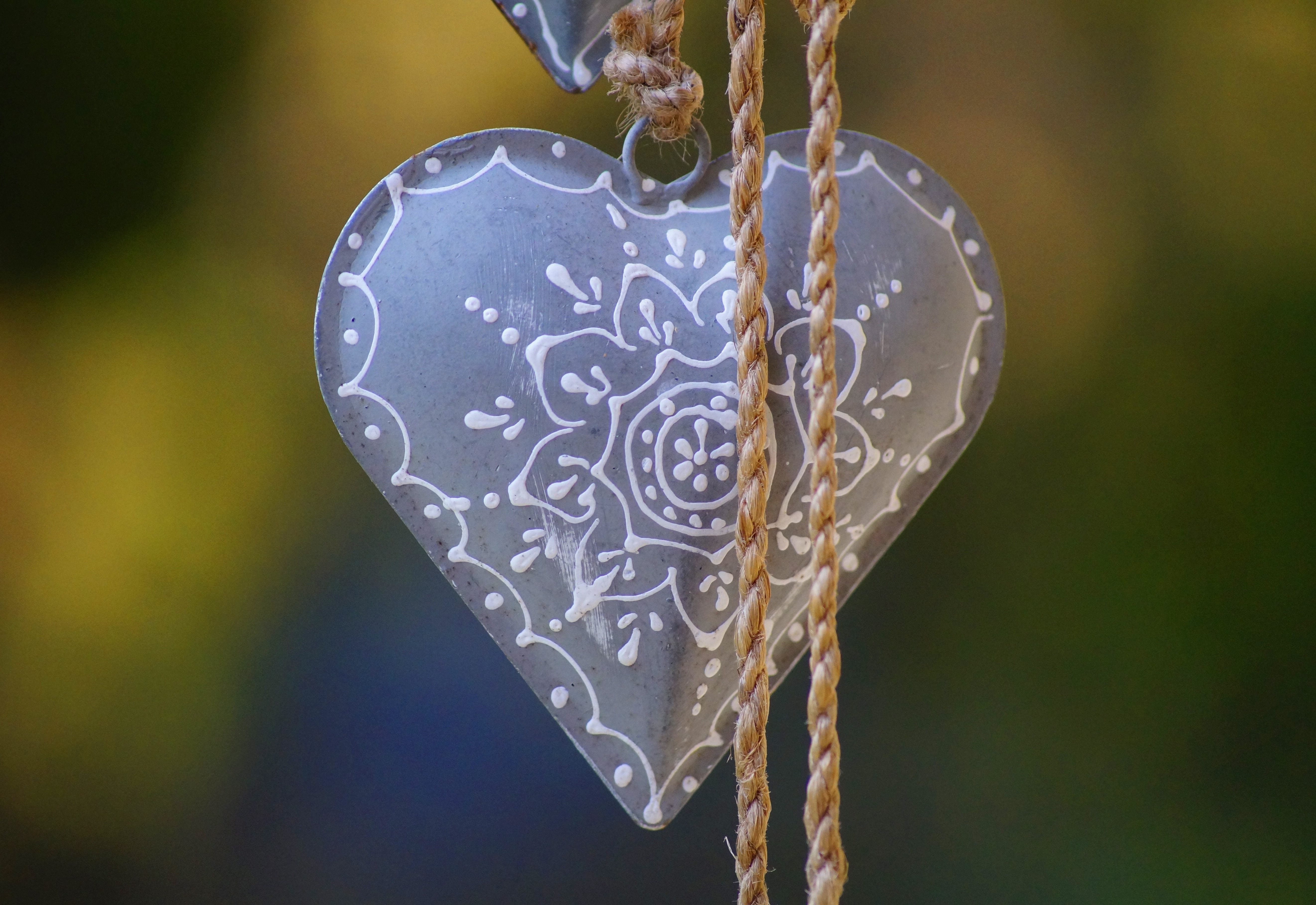 white heart floral pendant necklace
