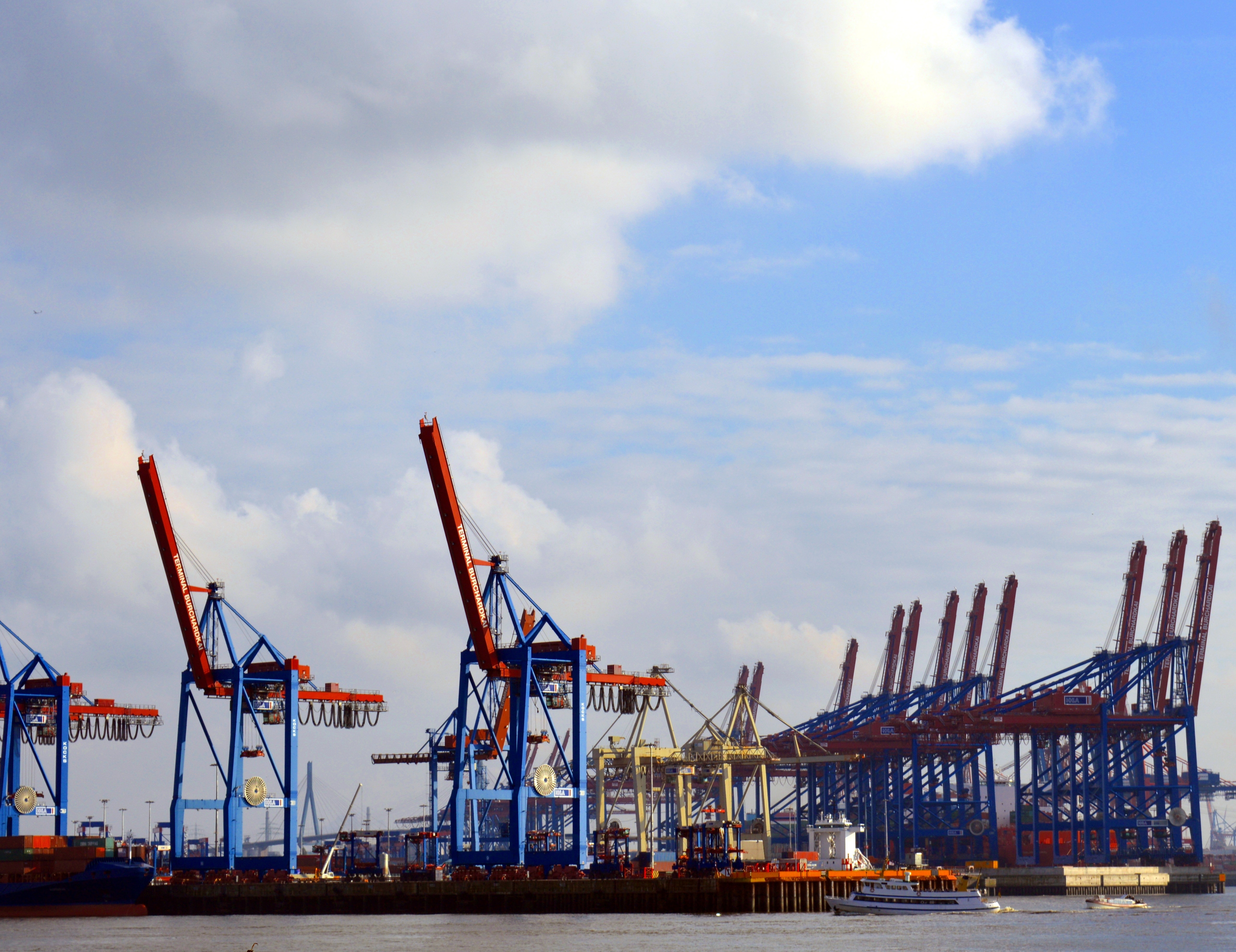 Loading platforms. Кран для погрузки контейнеров. Кран на судне. Контейнерный кран Балткран. Речной порт Гамбург.