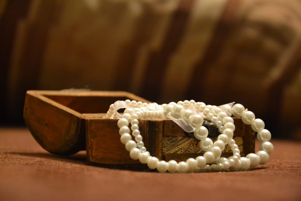 white pearl necklace preview