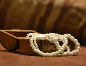 white pearl necklace thumbnail