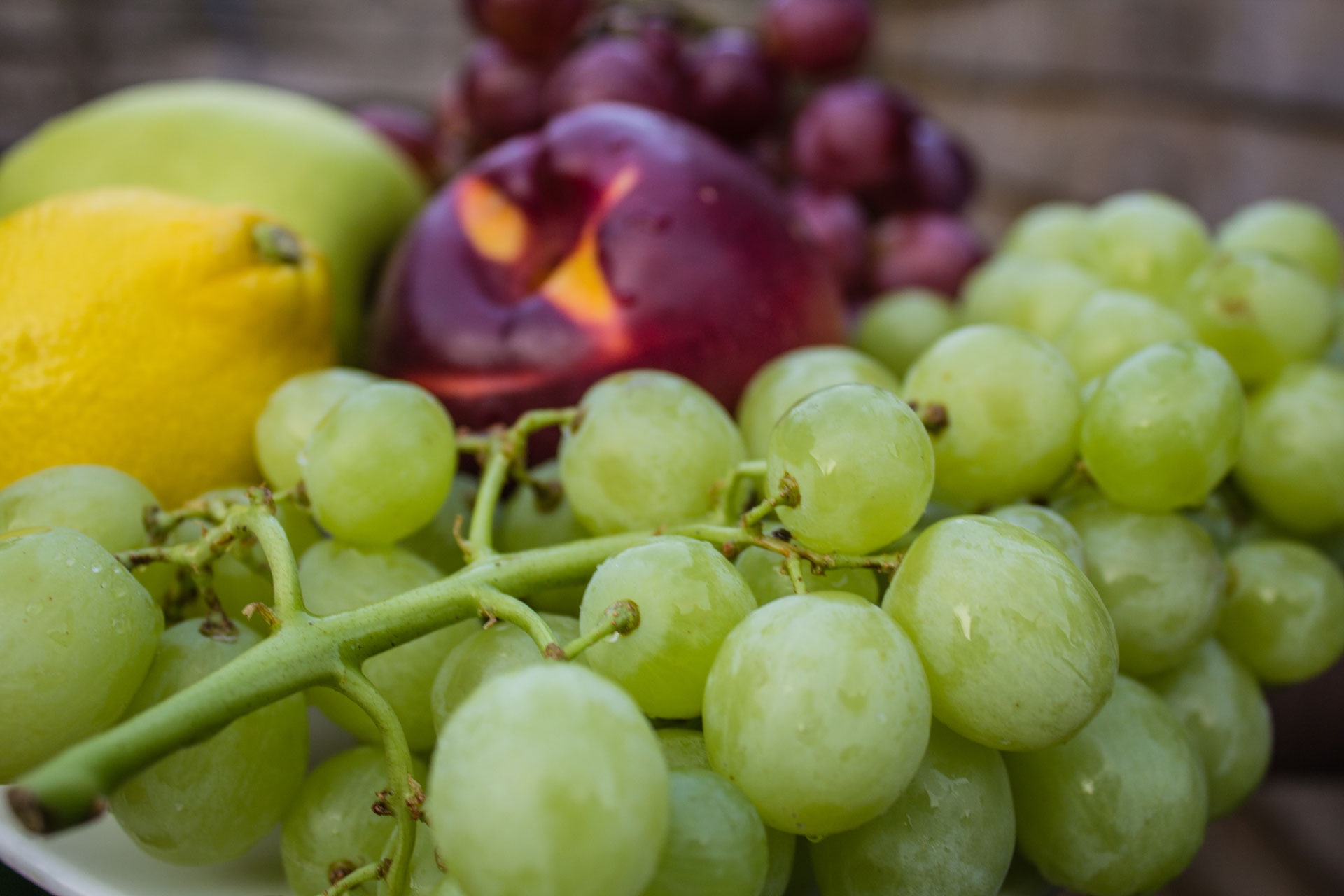 green grapes and red apple fruit