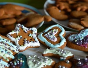 Decorating, Gingerbread, Burning, sweet food, food and drink thumbnail