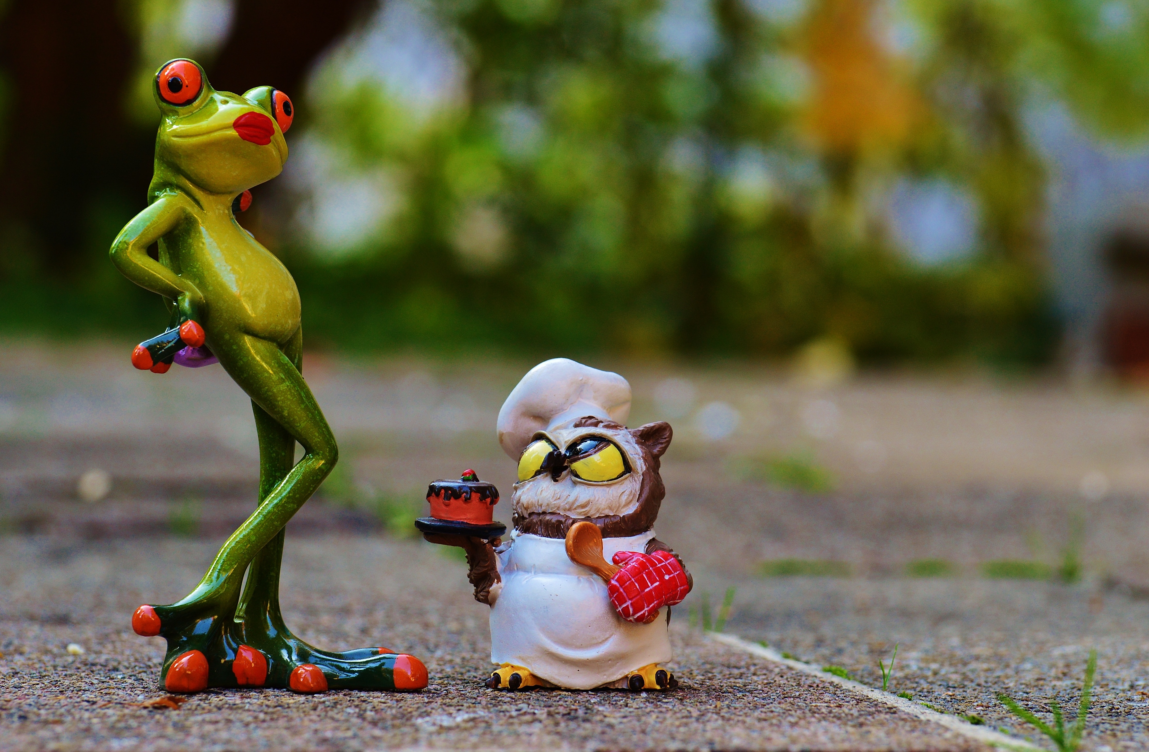 frog and owl character figurine