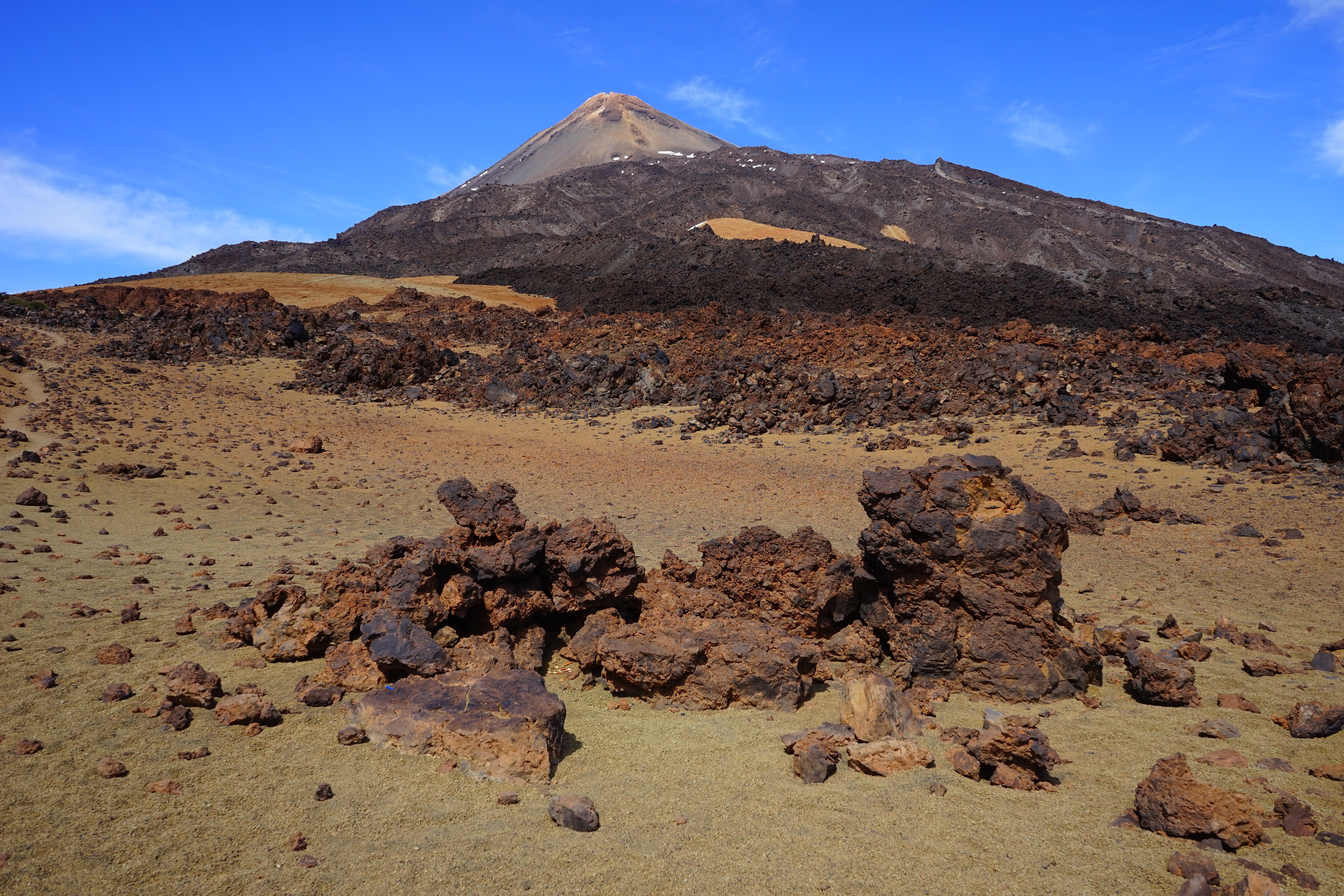 Вулкан горная порода. Тейде Канарские острова. Пико-дель-Тейде Тенерифе. Тенерифе вулкан. Вулкан Тейде лава.