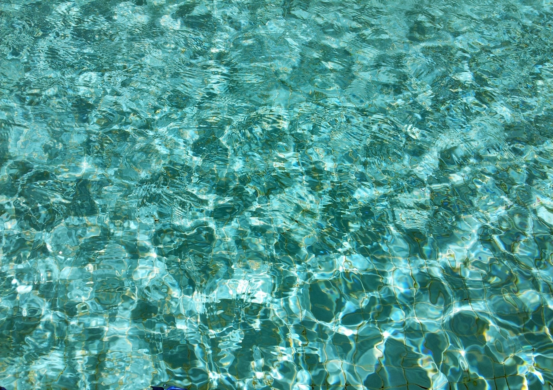 Прозрачная зеленая вода. Текстура воды. Морское дно вид сверху. Текстура воды бесшовная. Вода вид сверху.