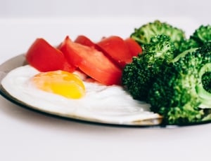 egg four slices of tomato and broccoli on glass plate thumbnail