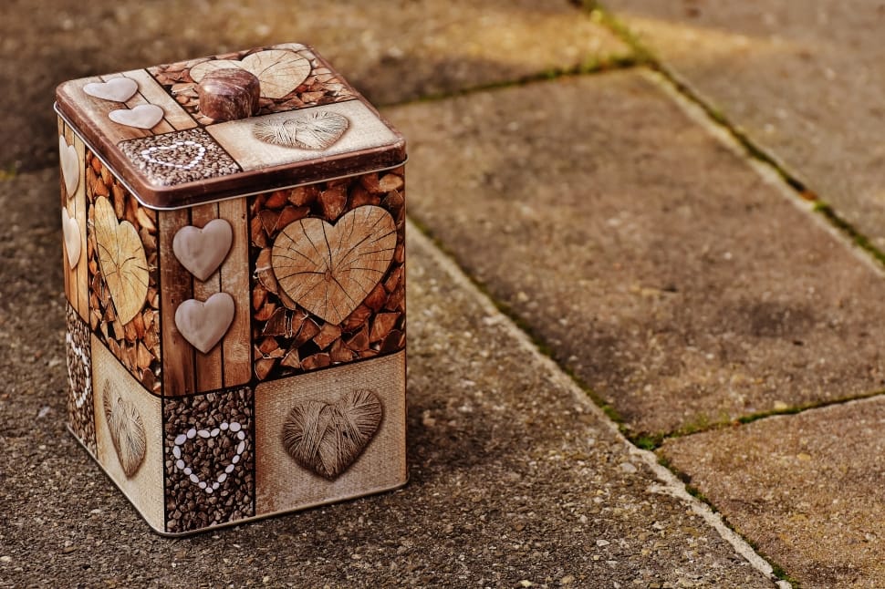 brown and white heart print square box preview
