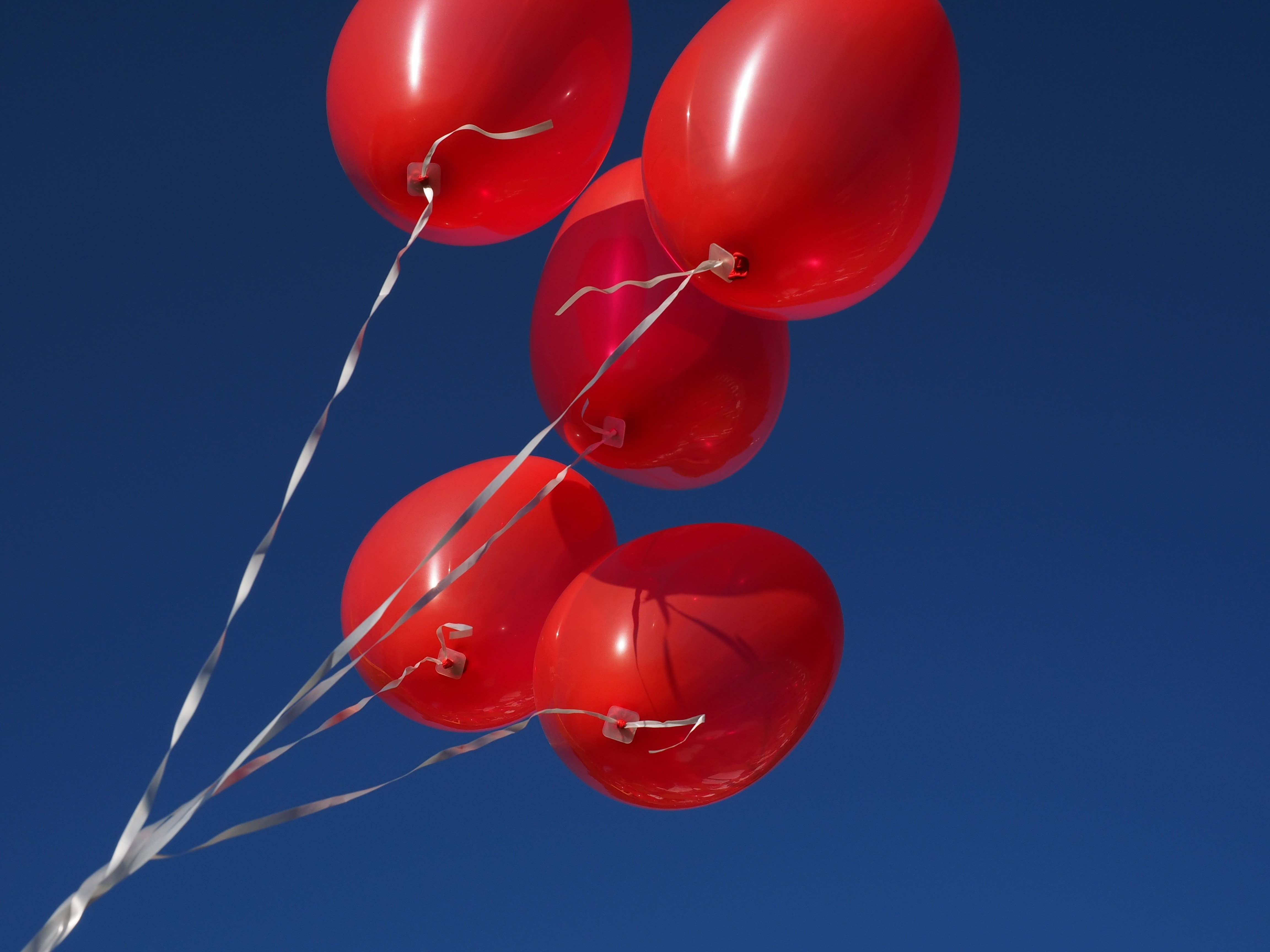 5 red balloons