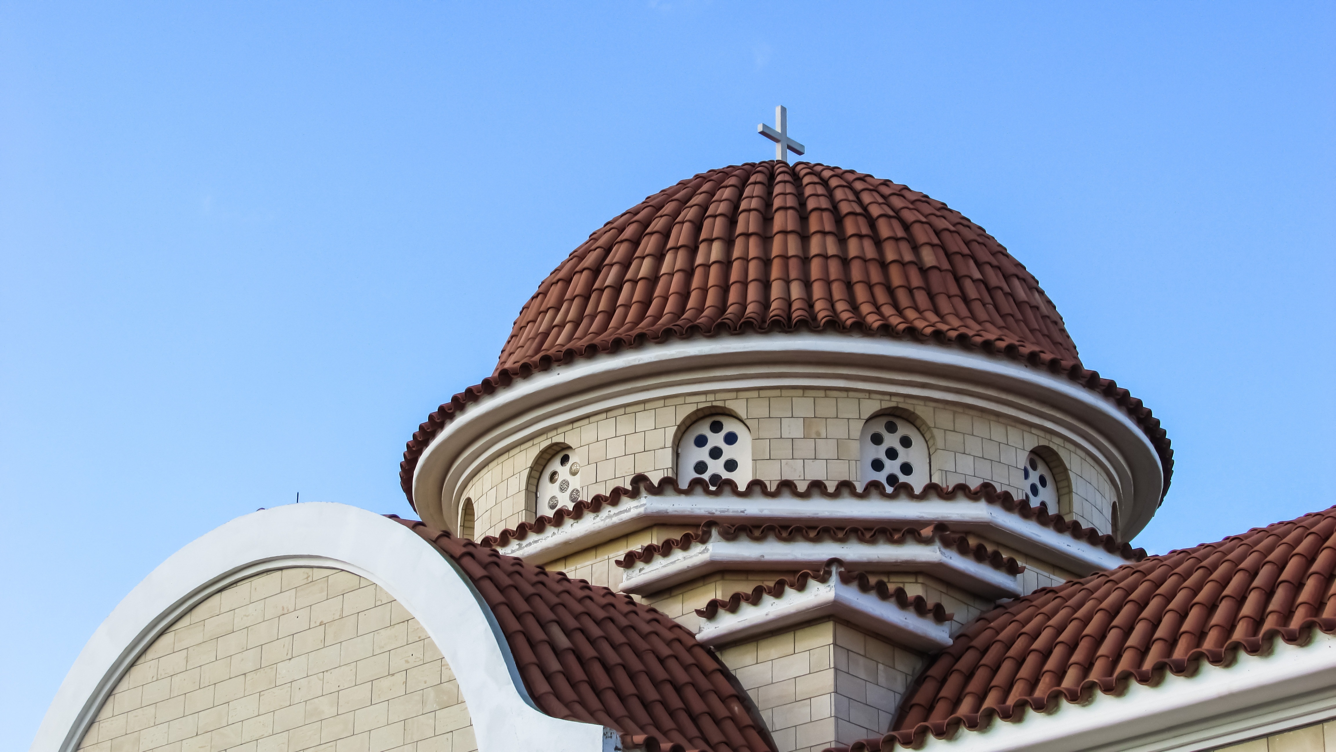 gray and brown roof cathedral