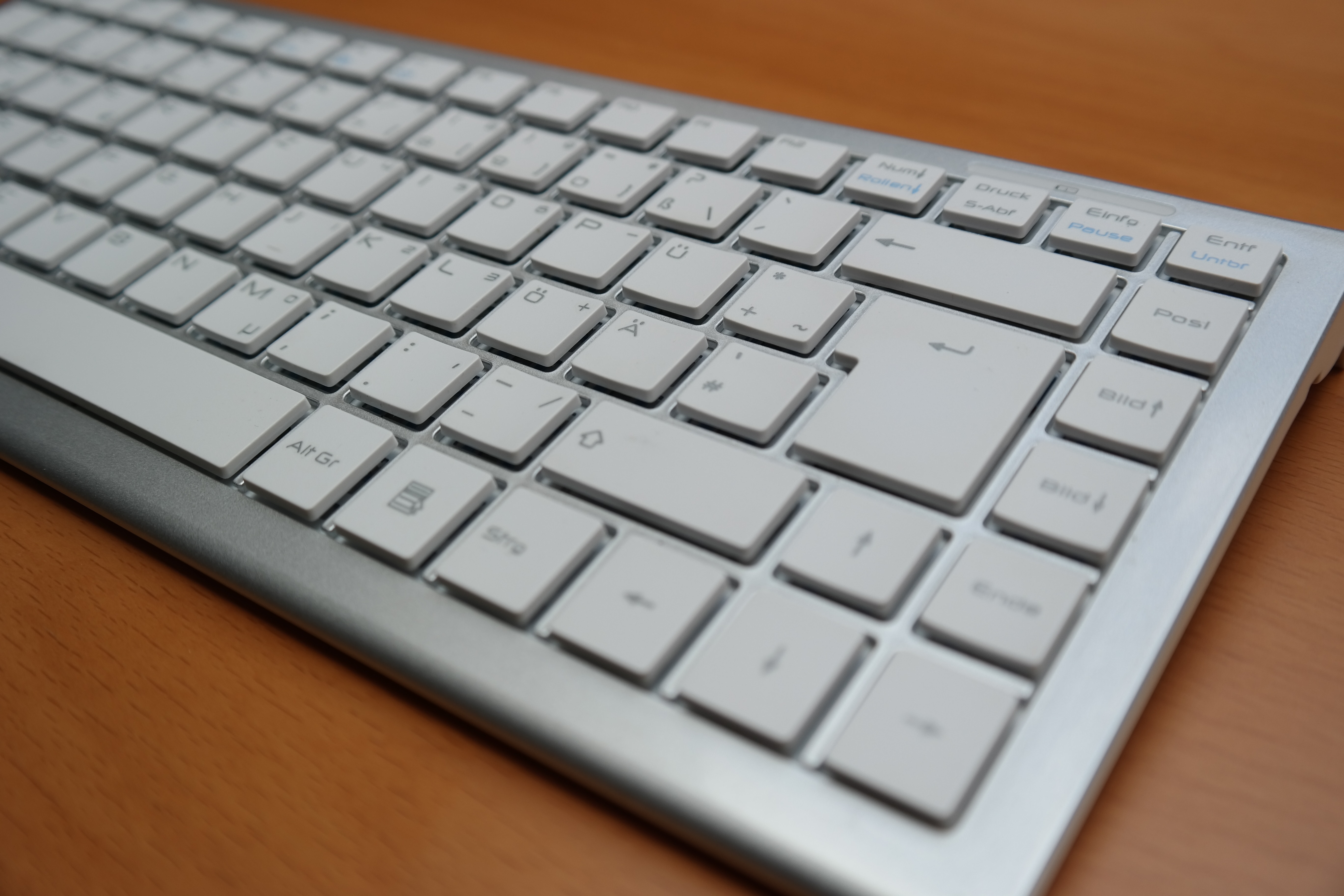 tenkeyless keyboard on brown wooden surface