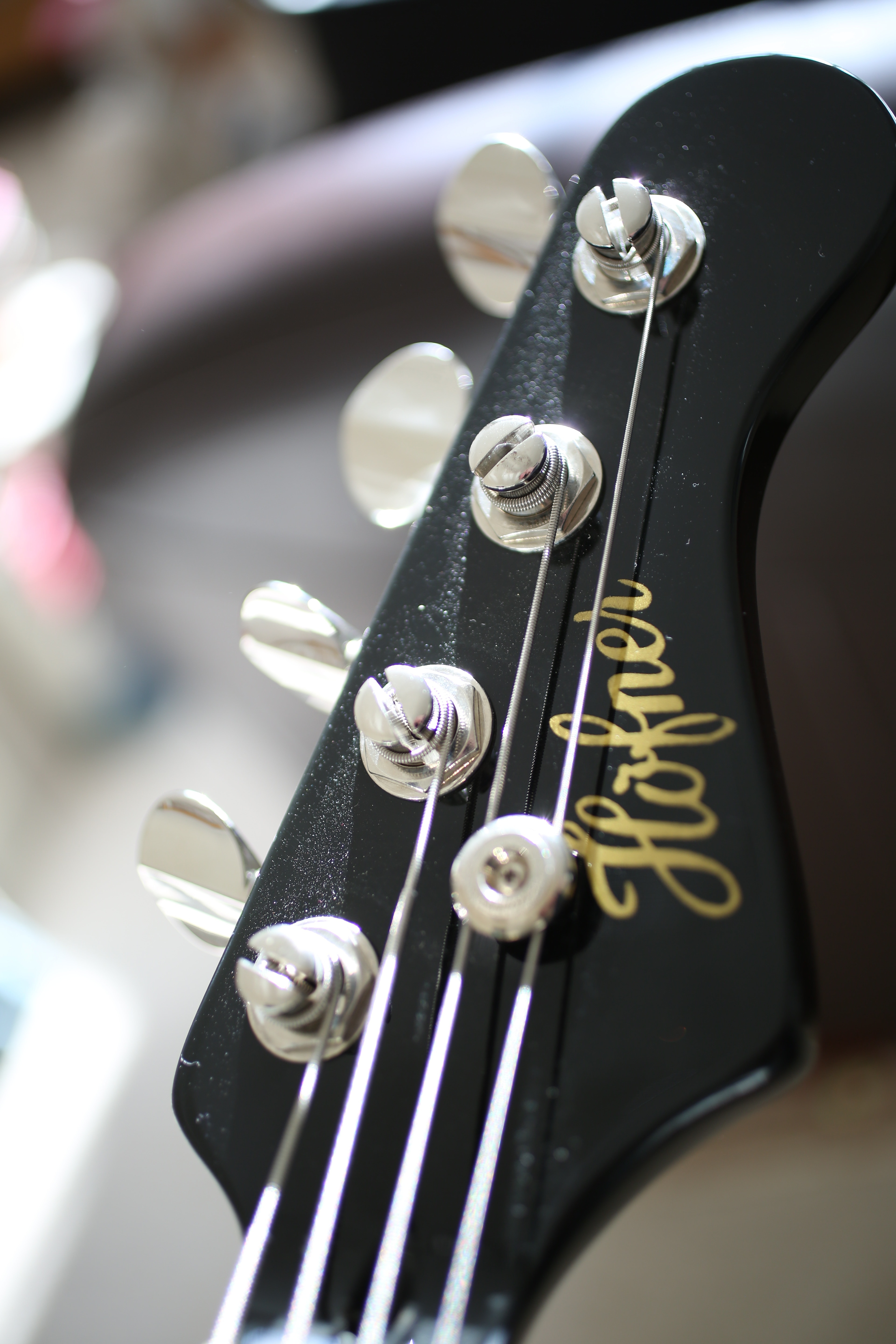 black hofner guitar headstock