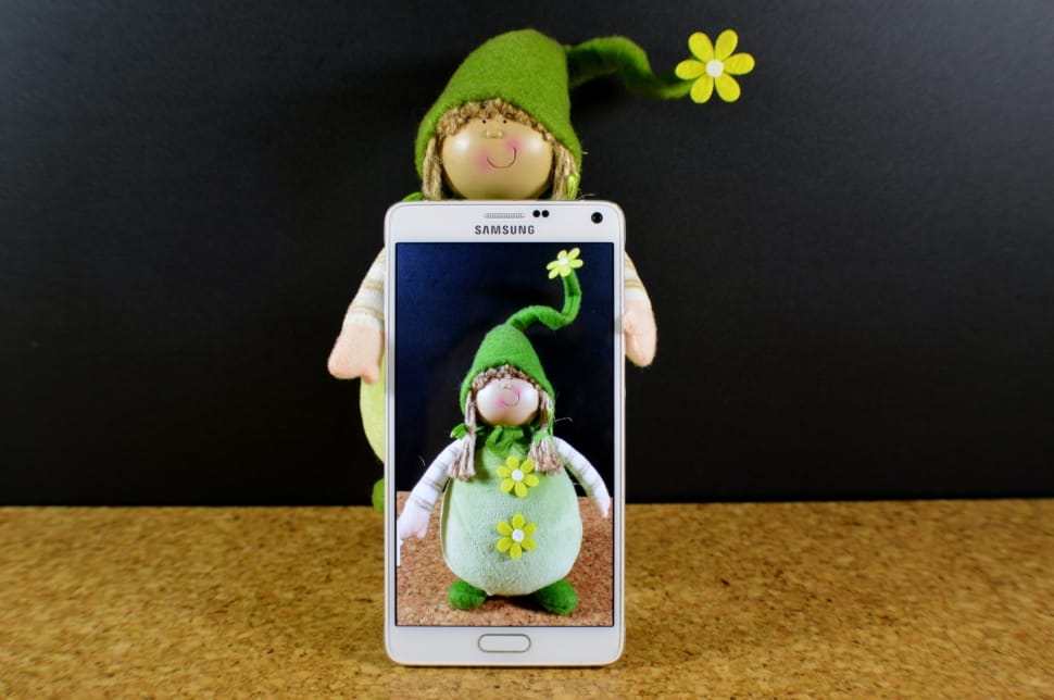 white Samsung galaxy note III phone preview