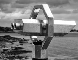 grayscale photo of pedestal binoculars thumbnail