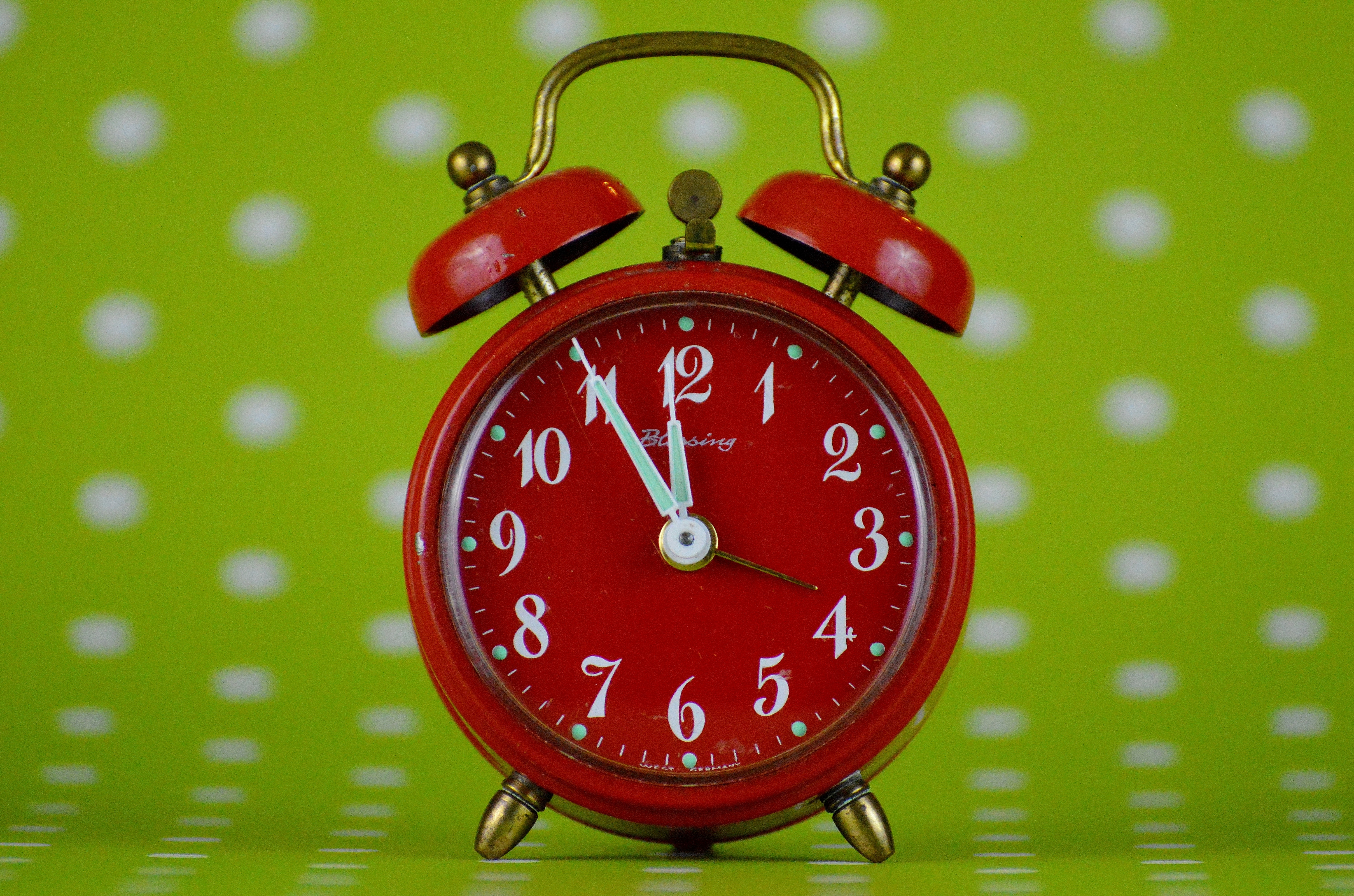 red analog alarm clock