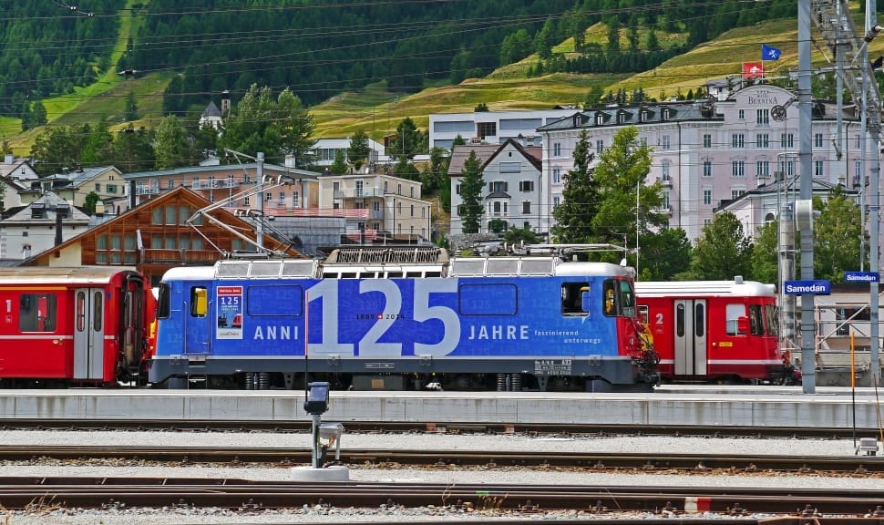 red white and blue anni 125 jahre train preview