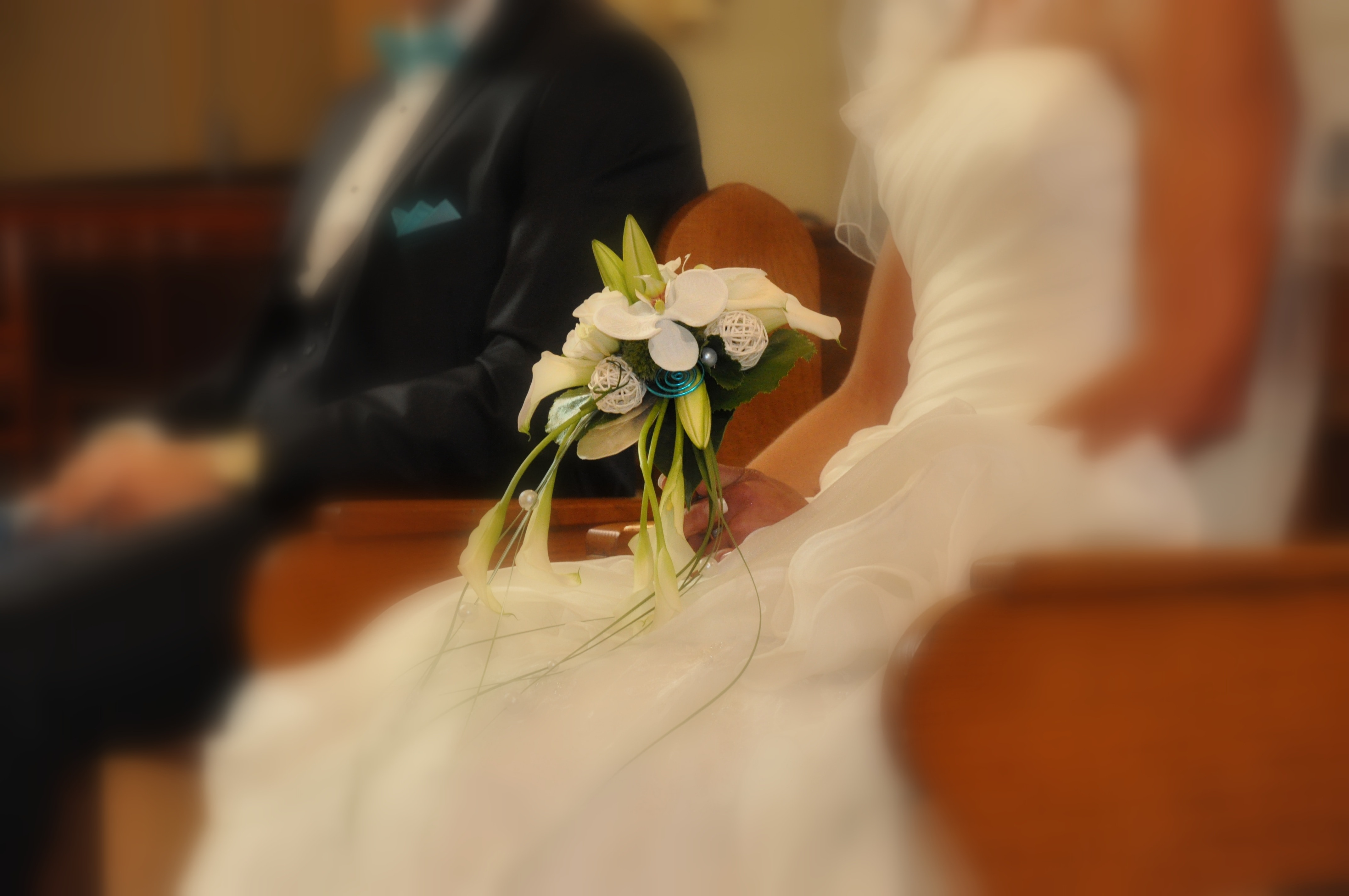 shallow focus photo of bride's bouquet of flowers