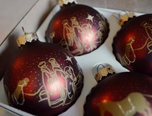 3 red 3 kings baubles in box thumbnail