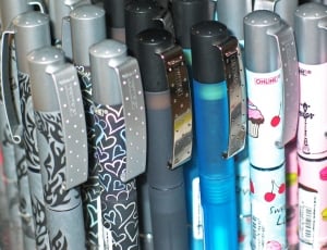 close photo of assorted ball pointed pen lot thumbnail