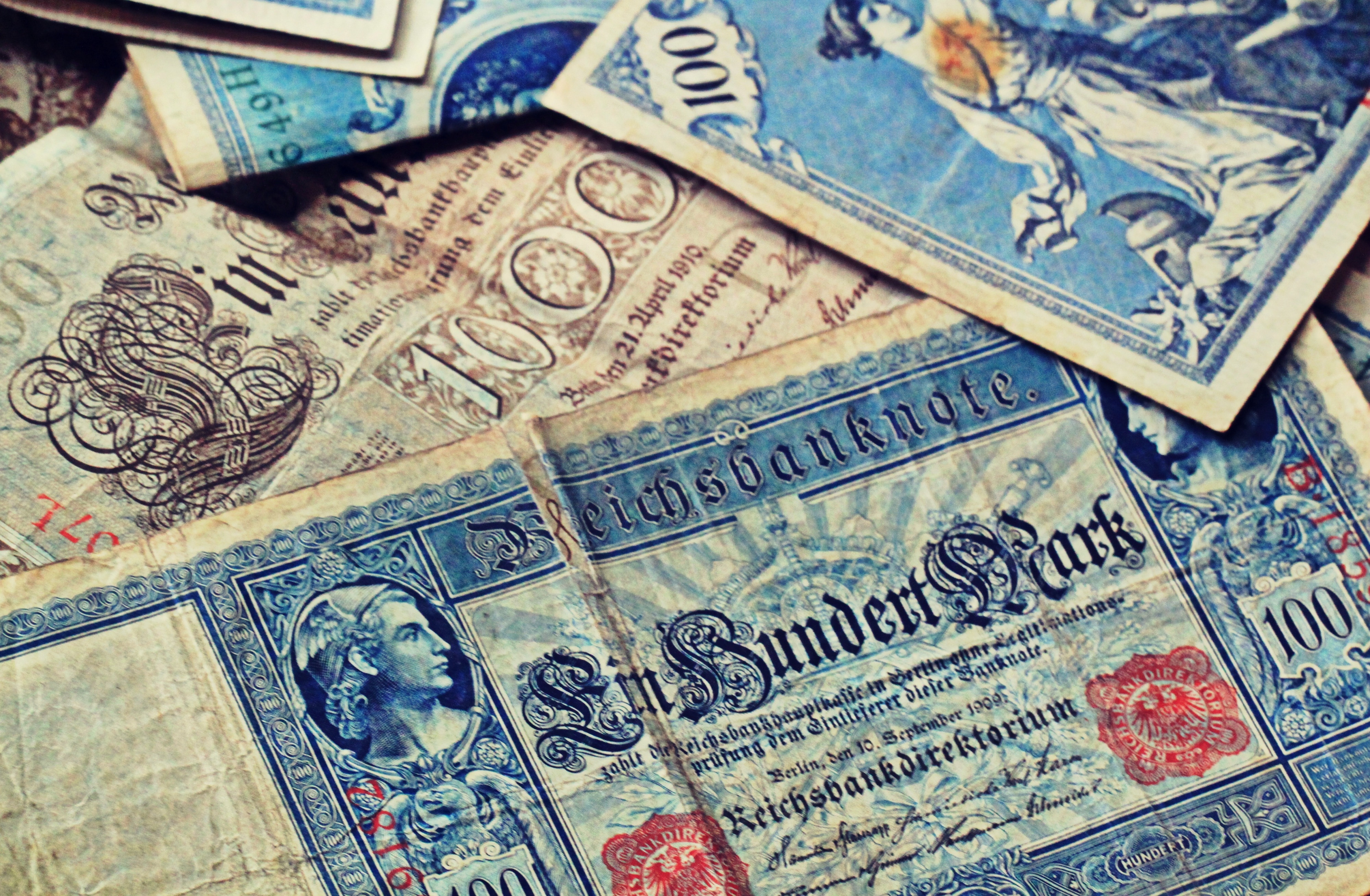 Старинные купюры. Бумажные деньги. Старые бумажные деньги. Древние бумажные деньги. Старинные бумажные банкноты.