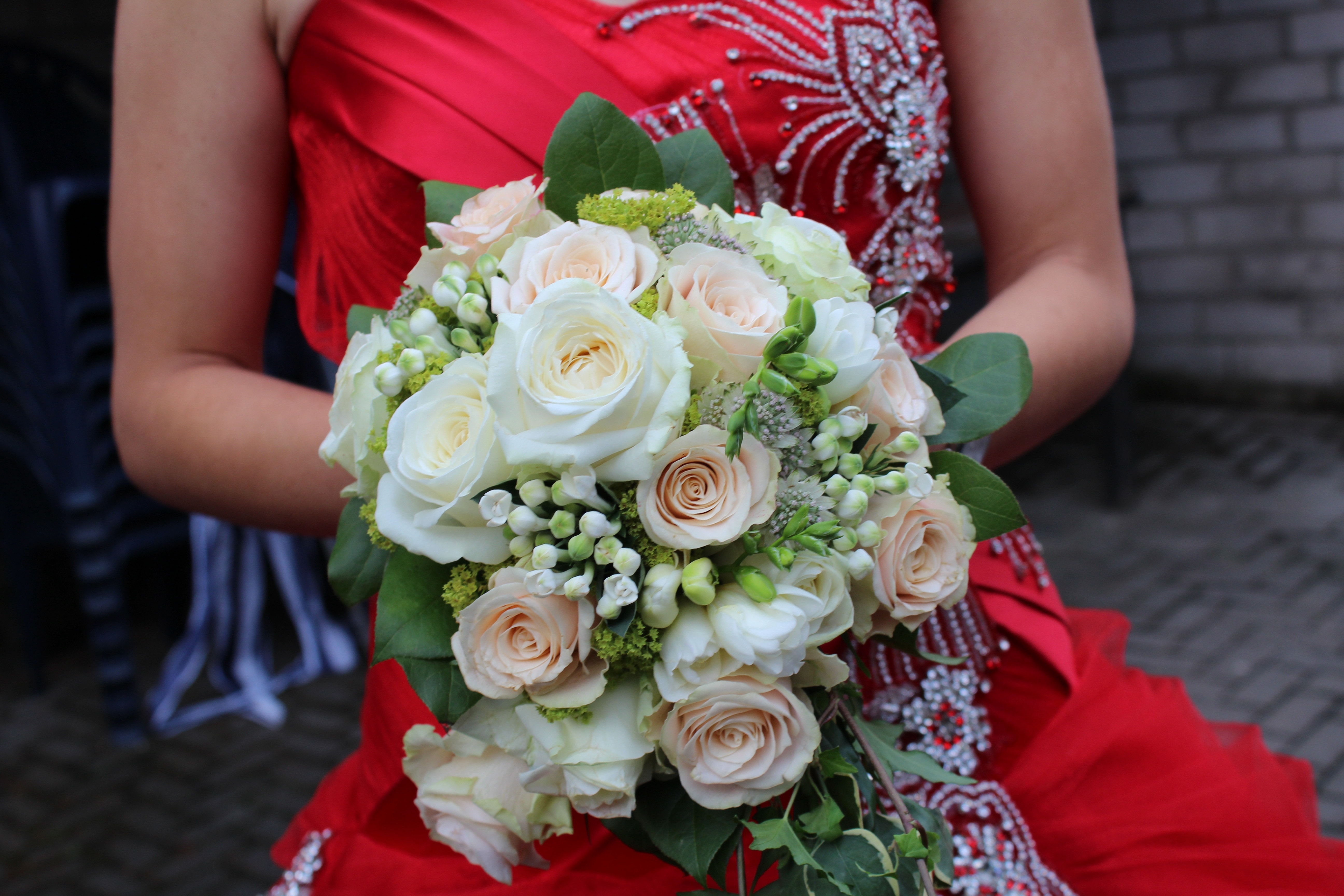 white and peach roses bouquet