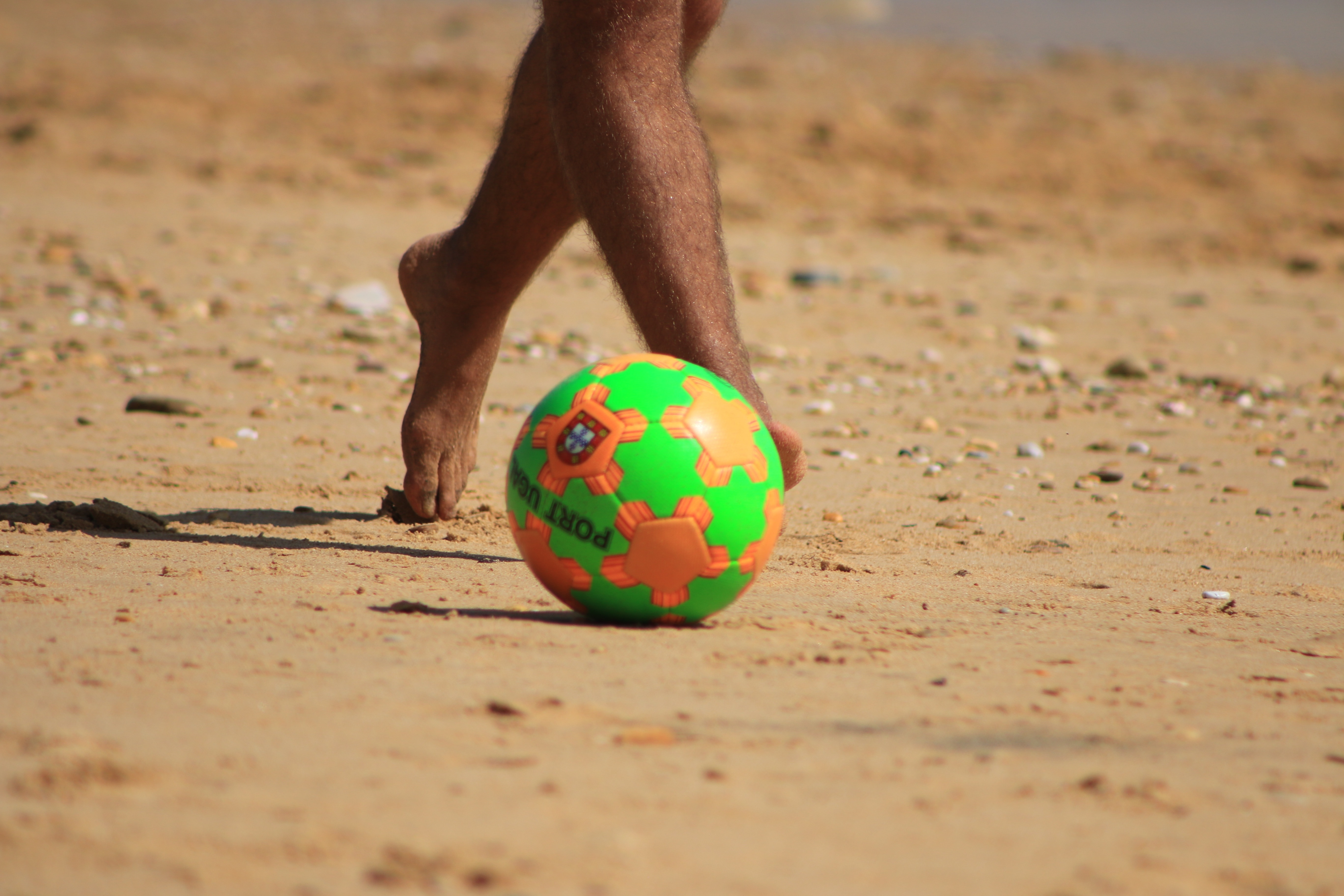 Женская игра в мяч. Мяч с песком. Мячик для пляжа. Снимки с мячиком. Мяч на пляже.