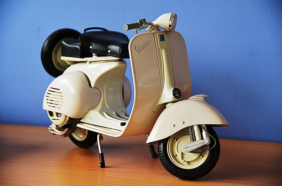 white motor scooter die-cast model preview