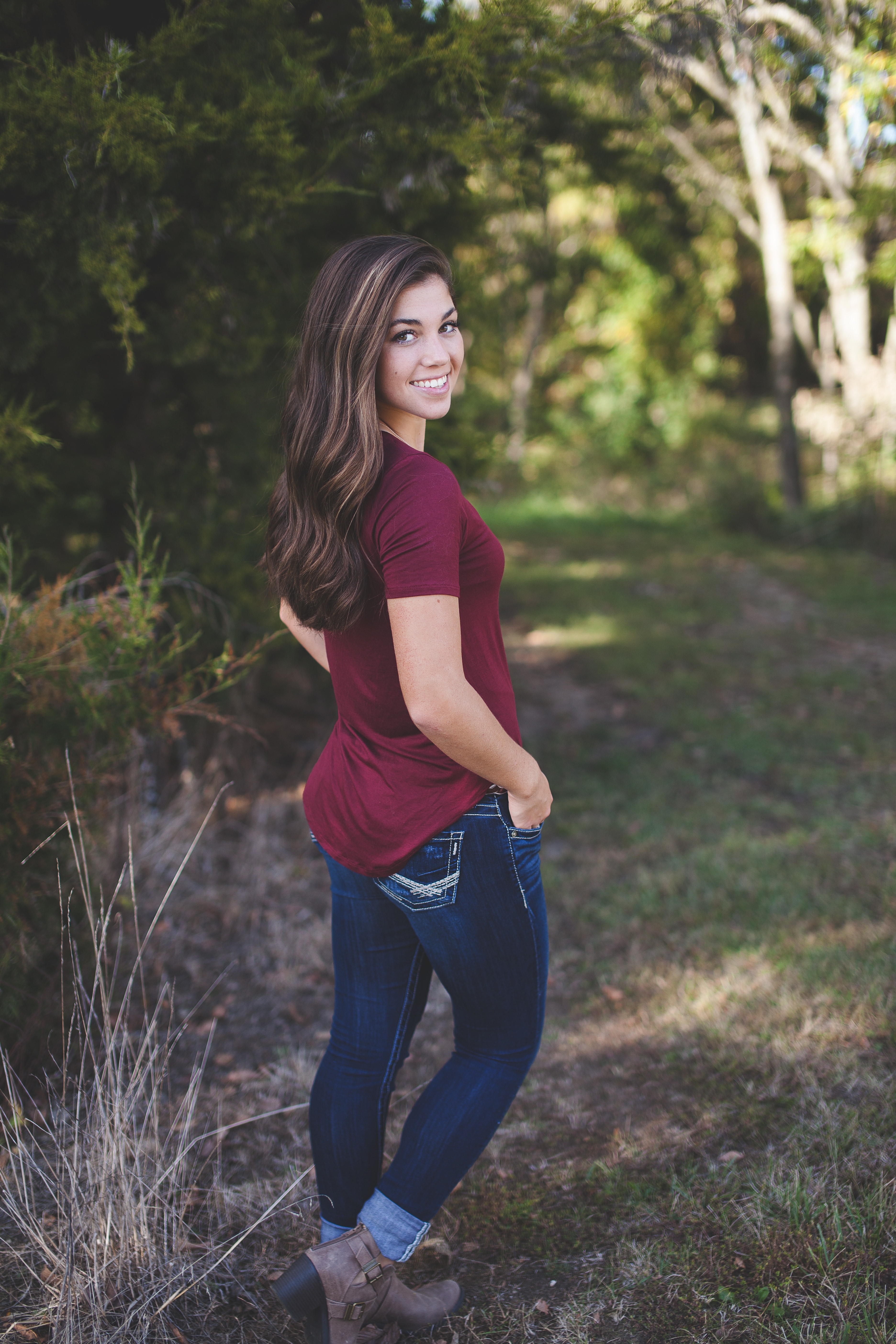 women's maroon t-shirt and jeans