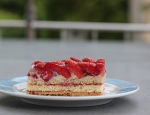 strawberry cake thumbnail