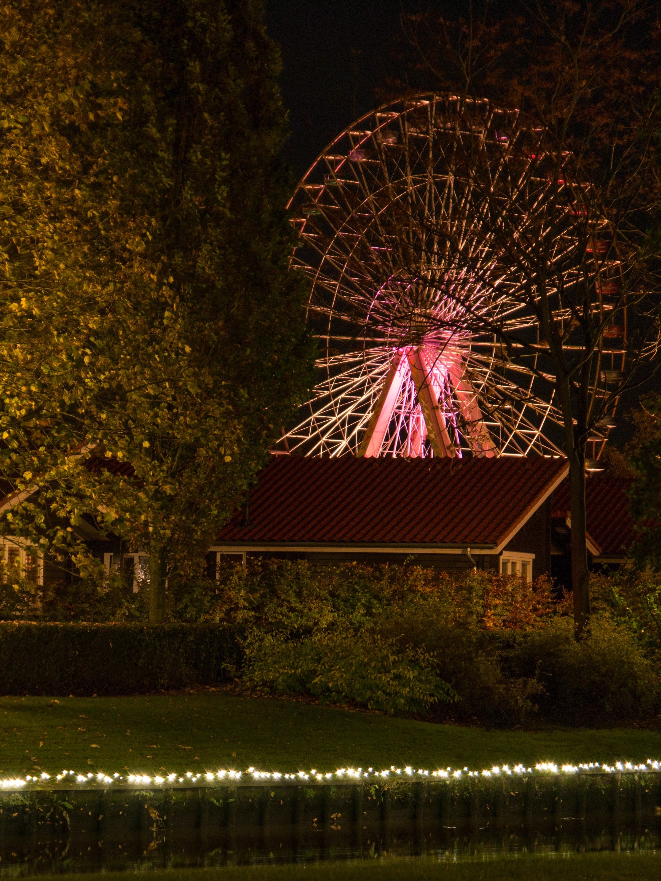 Развлечения ночью. Slagharen Park Нидерланды. Вечерний парк аттракционов. Ночной парк аттракционов. Парк аттракционов вечером.